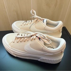 Women’s Nike Court Legacy Lift shoes size 6